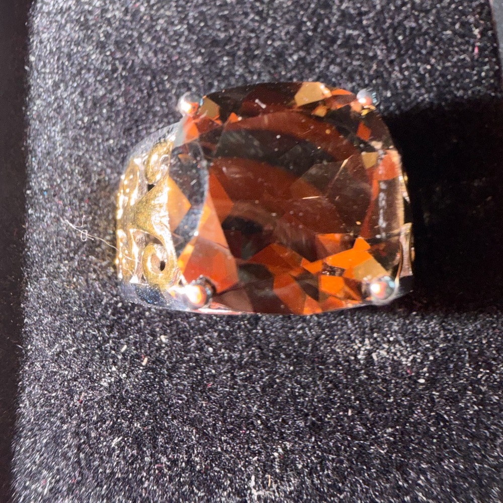 Elegant 7.05 carat quartz!!